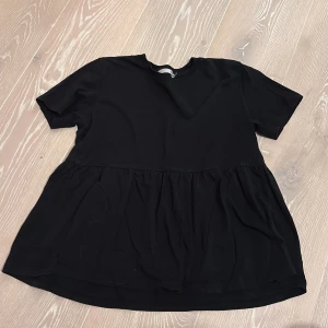 Svart tröja 150 - Svart tröja med volang från Lager 157. Storlek 150.