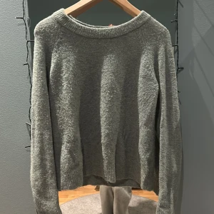 Grön turkos stickad tröja från Cubus  - Mysig grön turkos stickad tröja från Cubus i storlek S. 