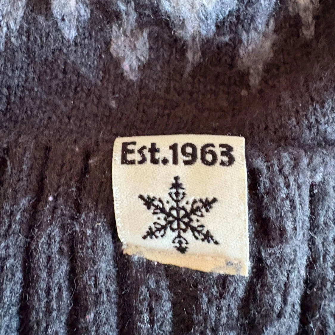 Mönstrad mössa med tofs  - 1