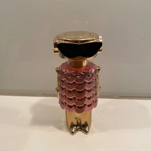 FAME Eau de Parfum 80ml - Unik parfym i cool designad flaska, 80ml. Tillverkad i Frankrike. Perfekt för dig som vill sticka ut och addera en trendig touch till din doftsamling. Orginalpris 1400