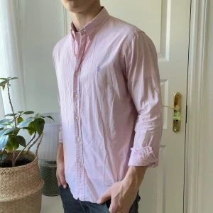 Ralph Lauren skjorta randig  - Ralph Lauren skjorta L slim fit, inga defekter! Modellen är 180,75 kg. Riktigt skön skjorta som passar till allt! 👔 Kom med frågor, löser gärna bundle deals ☺️