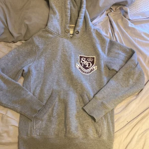 Superdry hoodie - En fet Superdry hoodie i jätte bra skick, det är storlek small och kostar endast 299