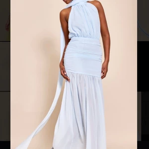 Ljusblå långklänning med scarfdetalj - Superfin ljusblå långklänning från PLT med scarf runt halsen, öppen rygg och rynkade detaljer längs sidorna. Älskar denna och önskar jag fått användning för den, lapparna sitter kvar. Perfekt till bröllop, bal eller vad som helst 🥰