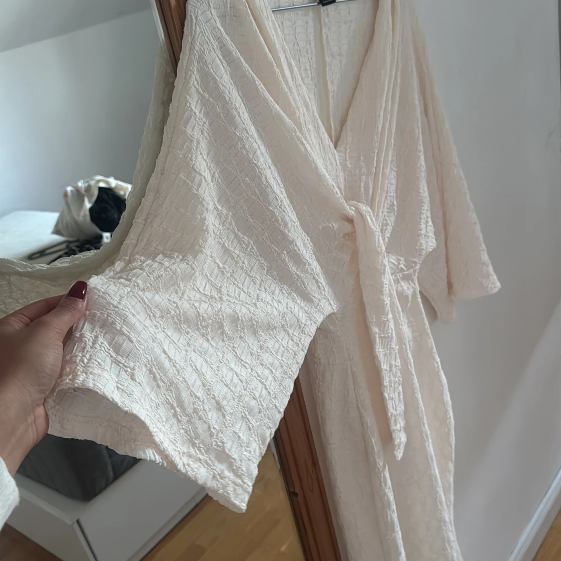 Lång ljus omlottklänning från SHEIN - 2