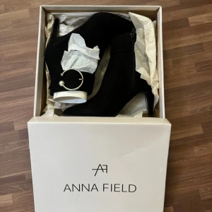 Svarta stövletter - Helt nya, svarta stövletter från Anna Field i mocka-look med spetsig tå och smal klack. Snygg detalj med ett stort silvrigt smycke och pärla runt ankeln.