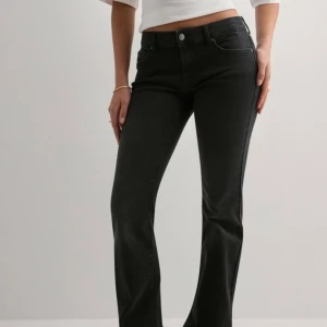 Svarta jeans  - Säljer mina svarta jeans på Nelly, köpte dom nyligen men dom var tyvärr för korta på mig. Prislappen är kvar! Skriv för fler frågor! 💓