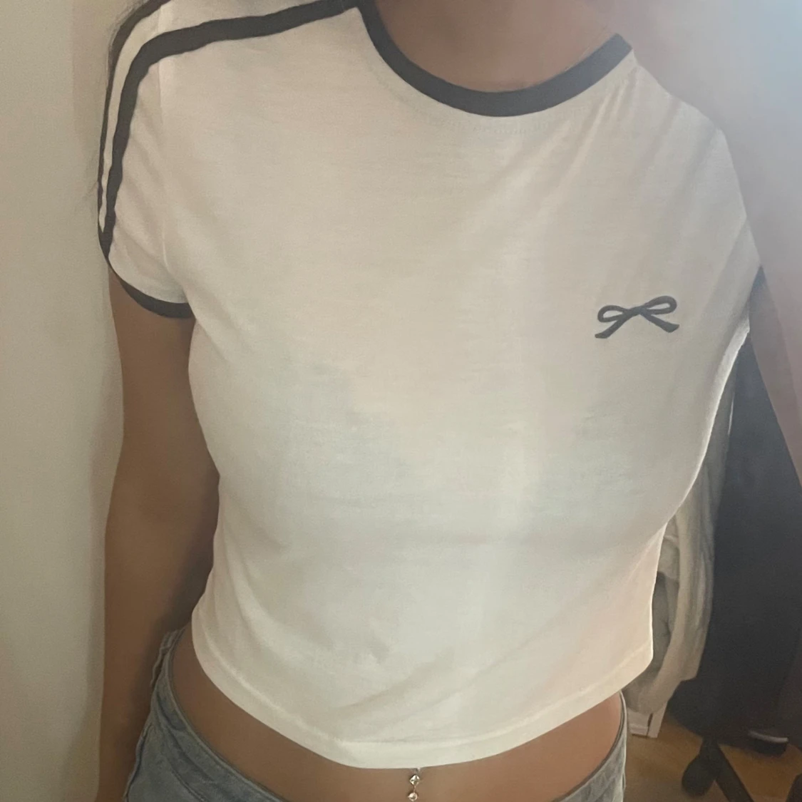 Vit croppad topp med svarta detaljer