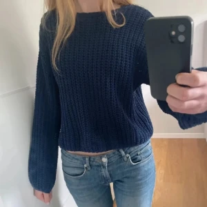 Stickad tröja i mysigt material  - Jättemysig stickad tröja i mjukt garn från Hm. Köpt begagnad. 💕💕Storlek 146/152