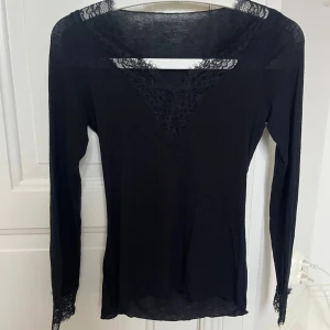 intimissmi spets långärmad - cashmere populär tröja från intimissmi med snygga spets detaljer. väldigt bra skick och endast använd ett fåtal gånger! köpte för 455 kr 🫶