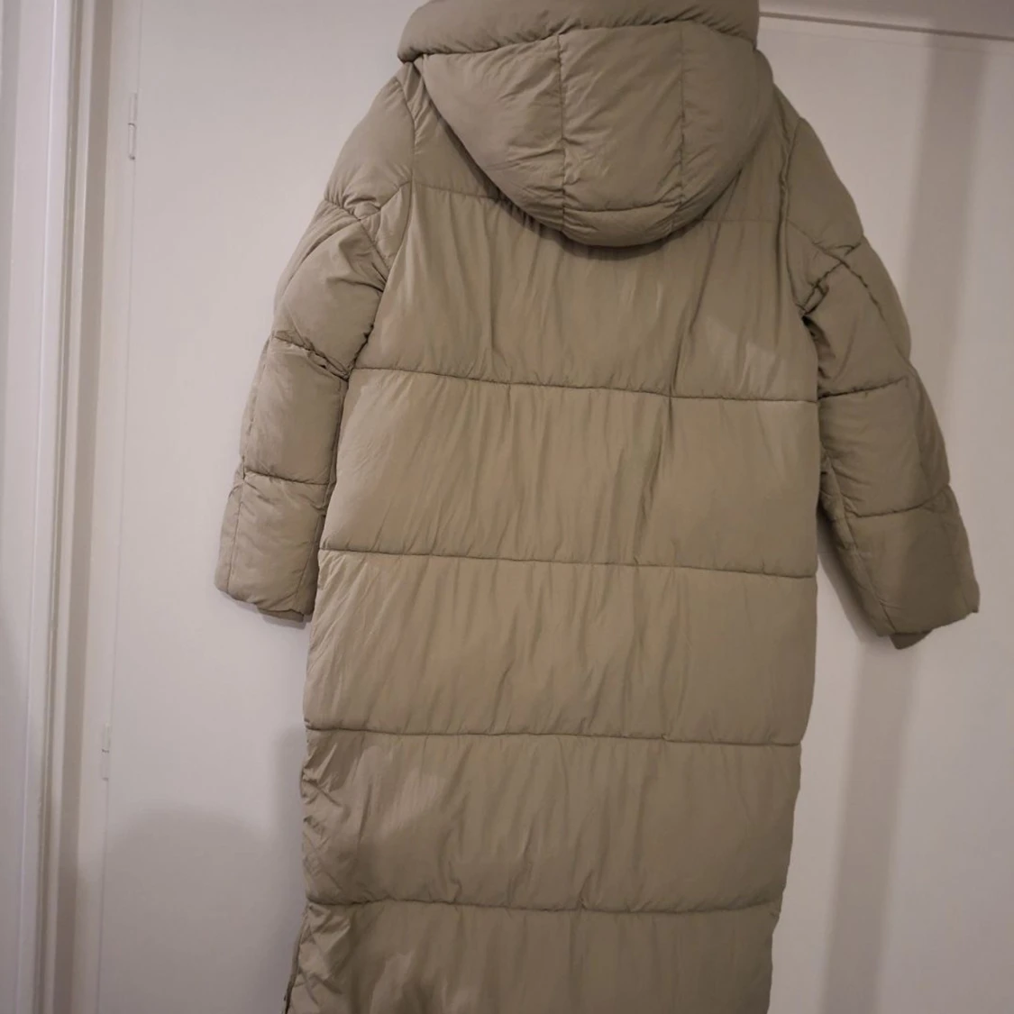 Beige lång pufferjacka med huva - 3