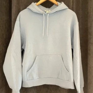 Ljusblå hoodie - Ljusblå hoodie