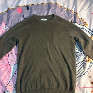 Brun stickad tröja från S.C.W. - En stilren brun stickad tröja från S.C.W. i storlek S. Tröjan har rund halsringning, långa ärmar och ribbade muddar vid ärmslut och nederkant. Perfekt för lager-på-lager under kyliga dagar.