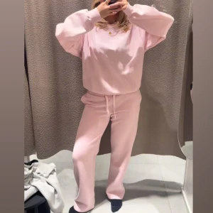 Mjukisset - Ett jätte gulligt mjukisset från gina tricot som är väldigt populär och helt slutsåld. Båda delarna är i storlek S.