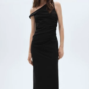 Svart oneshoulder långklänning - Jätte fin klänning, den har en slits nedtill. 