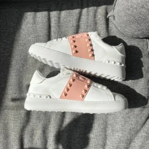 Valentino Rockstud sneakers vit/rosa - Snygga Valentino Rockstud sneakers i vitt skinn med en bred rosa rem dekorerad med ikoniska nitar. Skorna har platt sula, rund tå och coola detaljer längs sulkanten. Storlek 36, skriv meddelande för mer info. Pris kan diskuteras ✨
