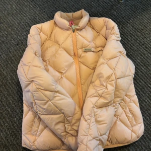 Peak jacka  - En rosa peak jacka i storlek L men mer som en M.