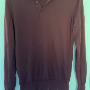 Vinröd merinoullströja från Dressmann - Säljer en vinröd långärmad tröja från Dressmann i mjuk merinoull. Tröjan har inga defekter och är i storleken S. Perfekt inför hösten om man kanske vill köra lite lager på lager eller bara en vanlig t shirt under|| hör av dig vid frågor eller funderingar så svarar jag så snabbt jag kan 😁