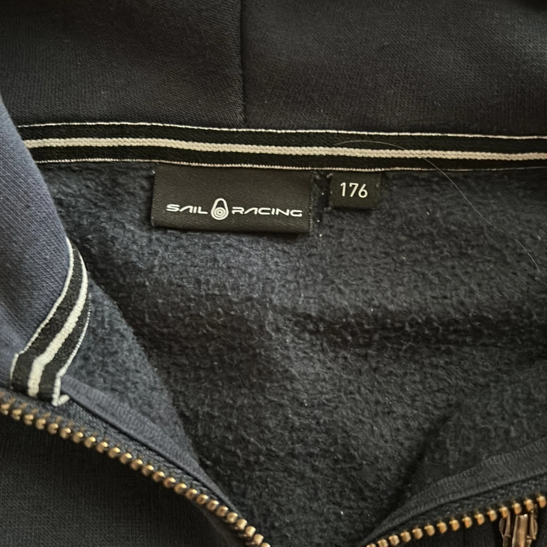 Mörkblå hoodie från Sail Racing - 1