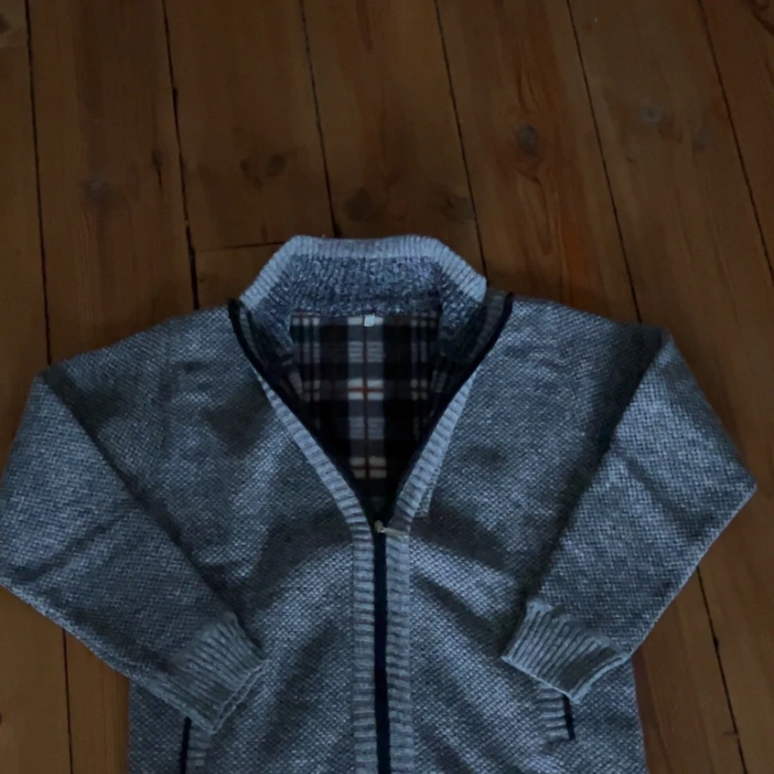 Grå stickad kofta med dragkedja