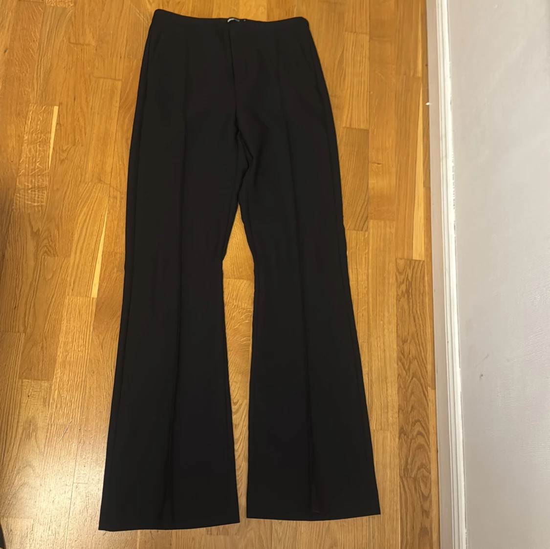 Svarta bootcut kostymbyxor Gina Tricot