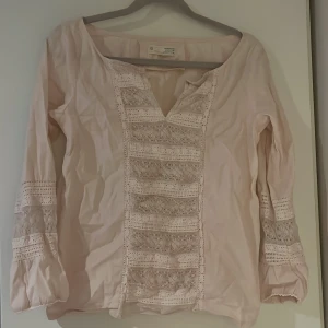 Ljusrosa blus med spets från Odd Molly - Supersöt ljusrosa blus från Odd Molly 💞