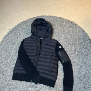 Moncler Cardigan  - Tjena folket!✌️Nu säljer jag denna feta moncler cardigan för ett sjukt bra pris. Fåtal använd och väldigt grichig att använda. Storlek L men passar M ganska bra också! Vid fler frågor skriv privat!😜