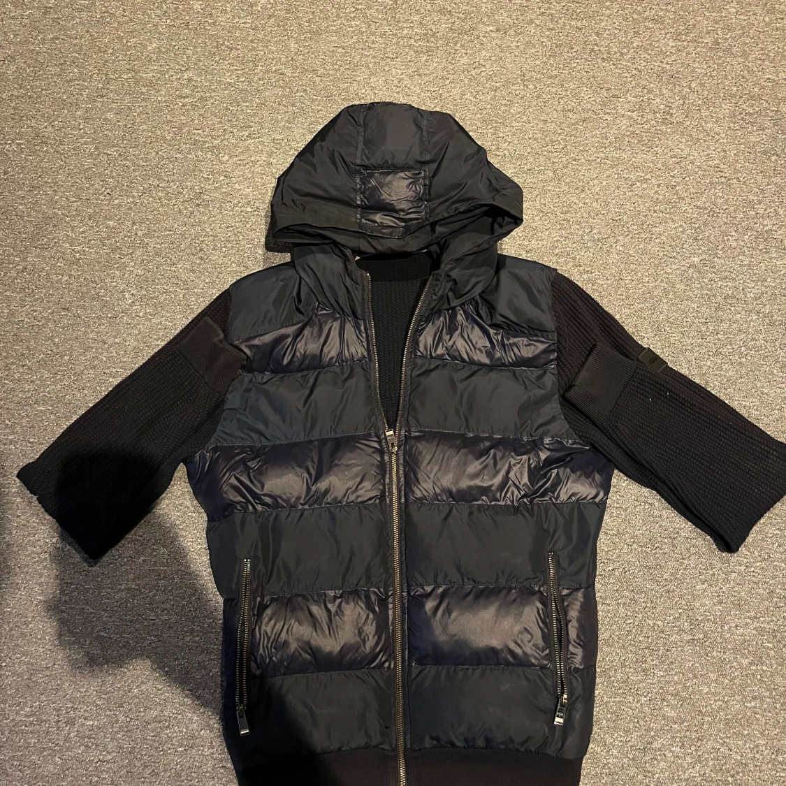 Marinblå cardigan med stickad ärmar - 1