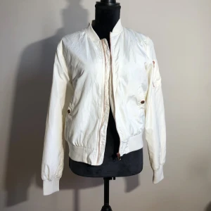 Vit jacka - Har lite fläckar men i helhet en fin jacka. Längd ca 55cm. Ärmlängd ca 65cm. Pris: 10kr 