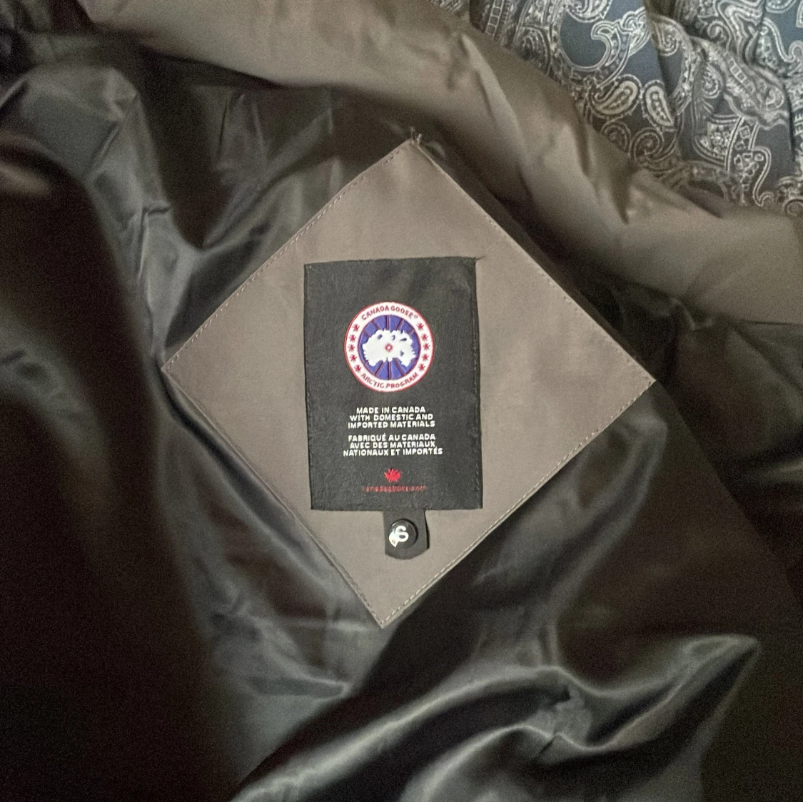 Canada goose jacka grå med röd detalj. - 1