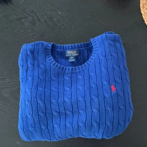  Polo Ralph Lauren tröja  - Säljer en riktigt snygg tröja från polo Ralph lauren i sjukt skönt material. Tröjan ligger runt 2399 kr ny och mitt pris är 699 men kan såklart diskuteras. Hör av er vid frågor!!