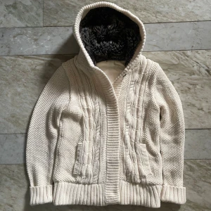 Cardigan med päls - Skön beige stickad cardigan med päls! Perfekt för kyliga dagar och har praktiska fickor framtill! St M men passar S bättre! Fint skick! Skriv vid ytterligare frågor! Mvh Henry 