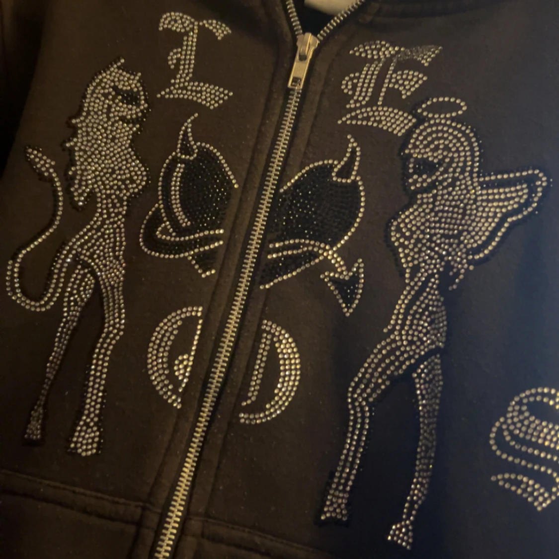 Svart hoodie med strass från Le Dos - 2