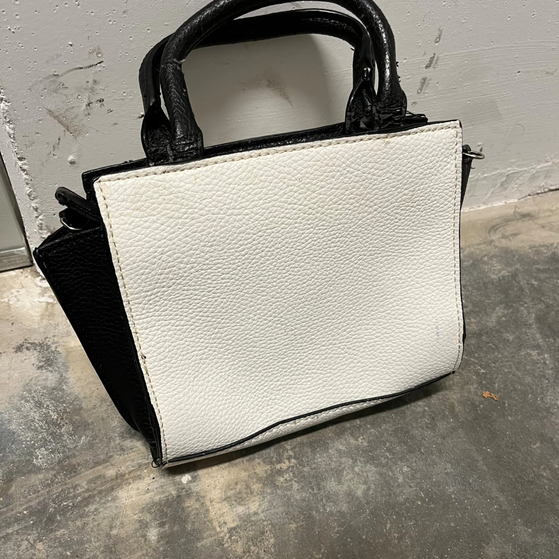 Vit och svart handväska från Guess - 1