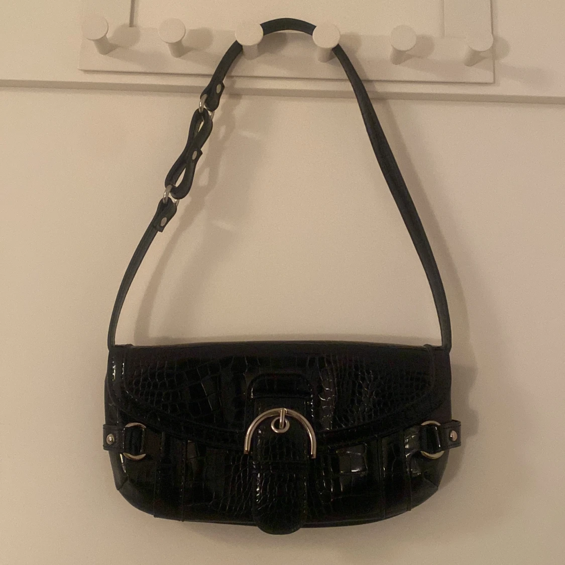 Svart axelväska med krokopräglat mönster