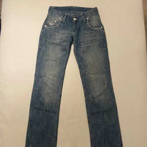 Emporio Armani ljusblå jeans - Snygga lågmidjade jeans från Emporio Armani. Midjebredd:27cm. Innerben: 84cm. Ytterben:106 cm. Fot: 19 cm 