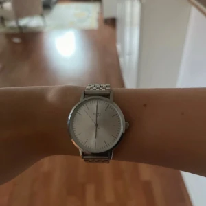 Silverfärgad klocka - Säljer denna fina klocka då den inte kommer till användning🎀