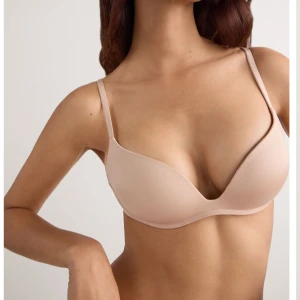 Intimissimi BH - En jätteskön och bra push up bh från intimissimi i modellen Gioia i färgen Honey Soft Beige. I storlek 75D men skulle säga att den passar en mindre storlek än det. Använd fåtal gånger och självklart tvättad💕Nypris 419kr.