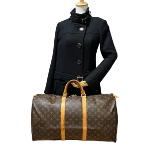Louis Vuitton Monogram keepall 55 - Louis Vuitton Bostonbag Keepall 55  Beskrivning  LOUIS VUITTON Bostonbag Keepall 55 Monogram M41424 Brun PVC Läder Guld från Japan  vintageväska  Utvändig skick: Reparation, fläckar,  missfärgning, skavmärke, sprickor, deformation och trasiga räcken förekommer.  Utvändig skick: Revnad och smutsig.  Längd: Begagnad föremål kan lämnas lite efter hantering.  Höjd 30 cm  bredd 55 cm  Djup 25 cm  *Vänligen se och kontrollera varje bild noggrant för detaljer och skick. Mer bilder kan fixas.