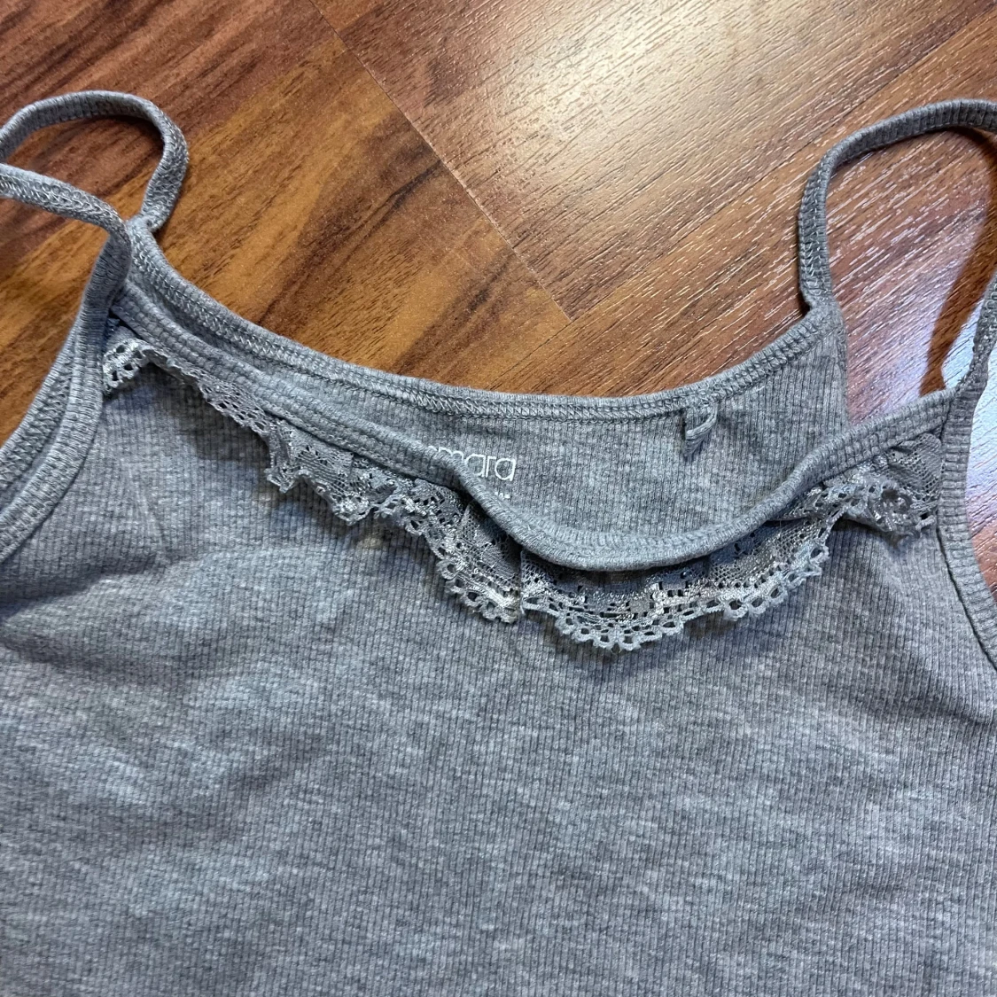 Grå ribbad linnetopp med spets från Esmara - 1