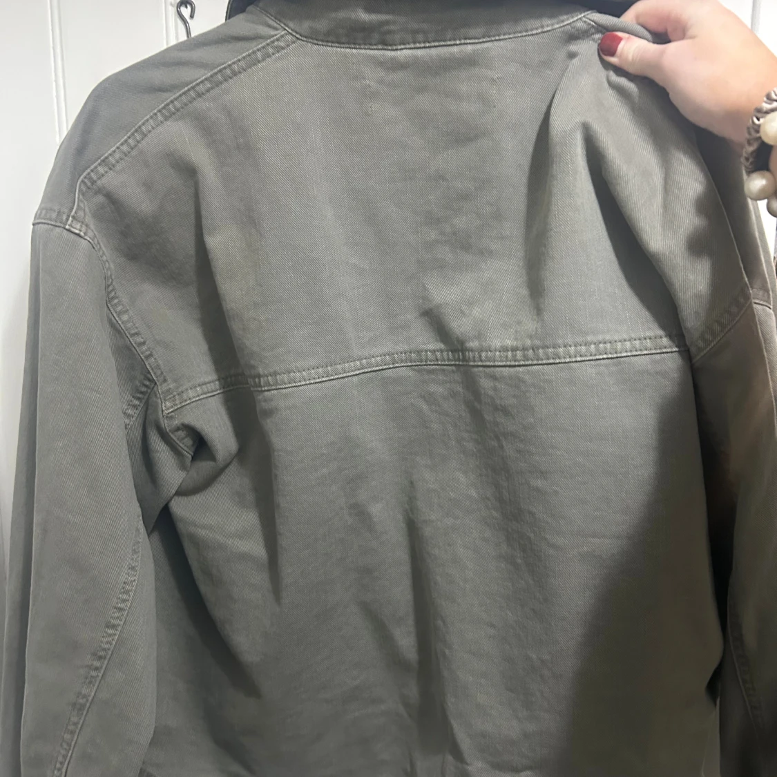 Grå overshirt från Zara med broderi - 1