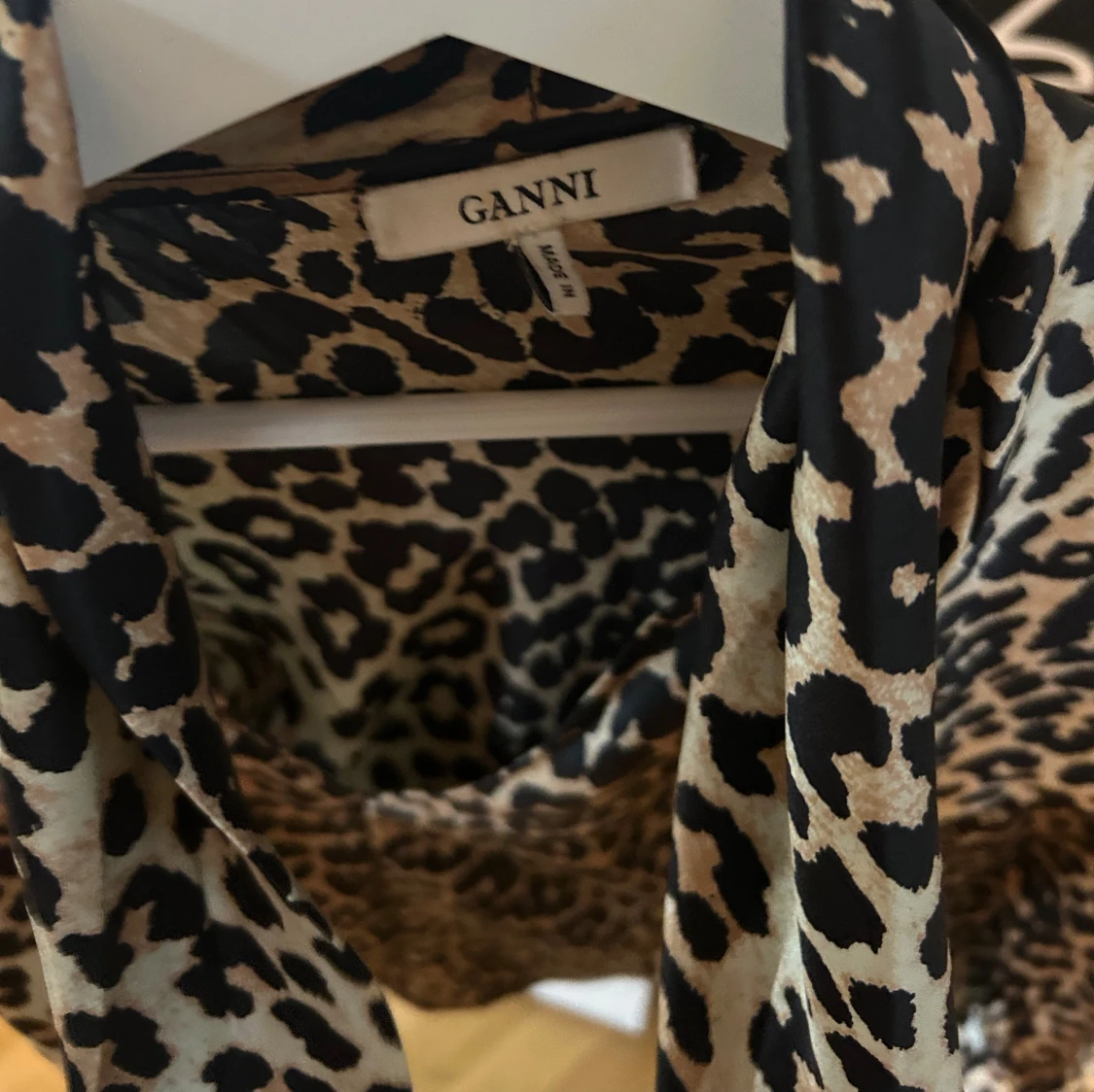 Leopardmönstrad silkesblus från Ganni - 3