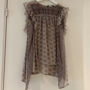Zara blus  - Säljer denna snygga och unika blus från Zara eftersom den inte är min stil. Ganska genomskinlig, använd några gånger men ändå bra skick. Skriv för fler bilder 💓