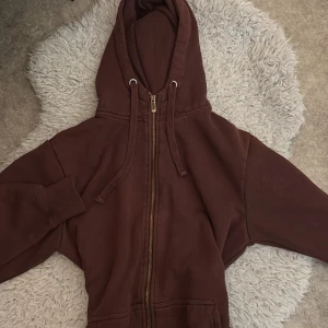 vinröd zip up 💋 - oanvänd zip up! jätte fin och passar ju inför hösten 💋