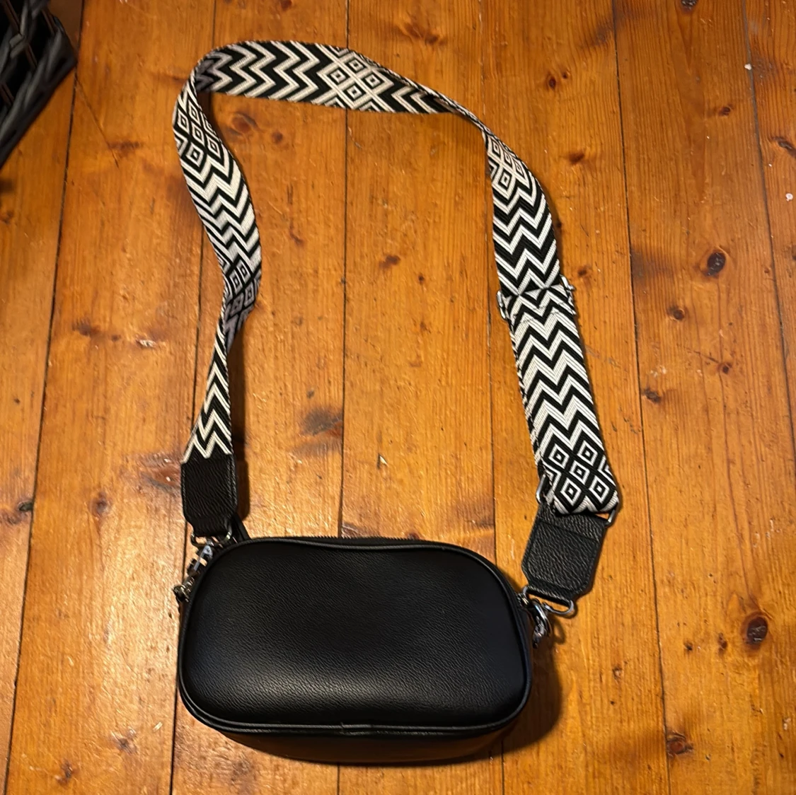 Svart axelväska med mönstrad rem - 3