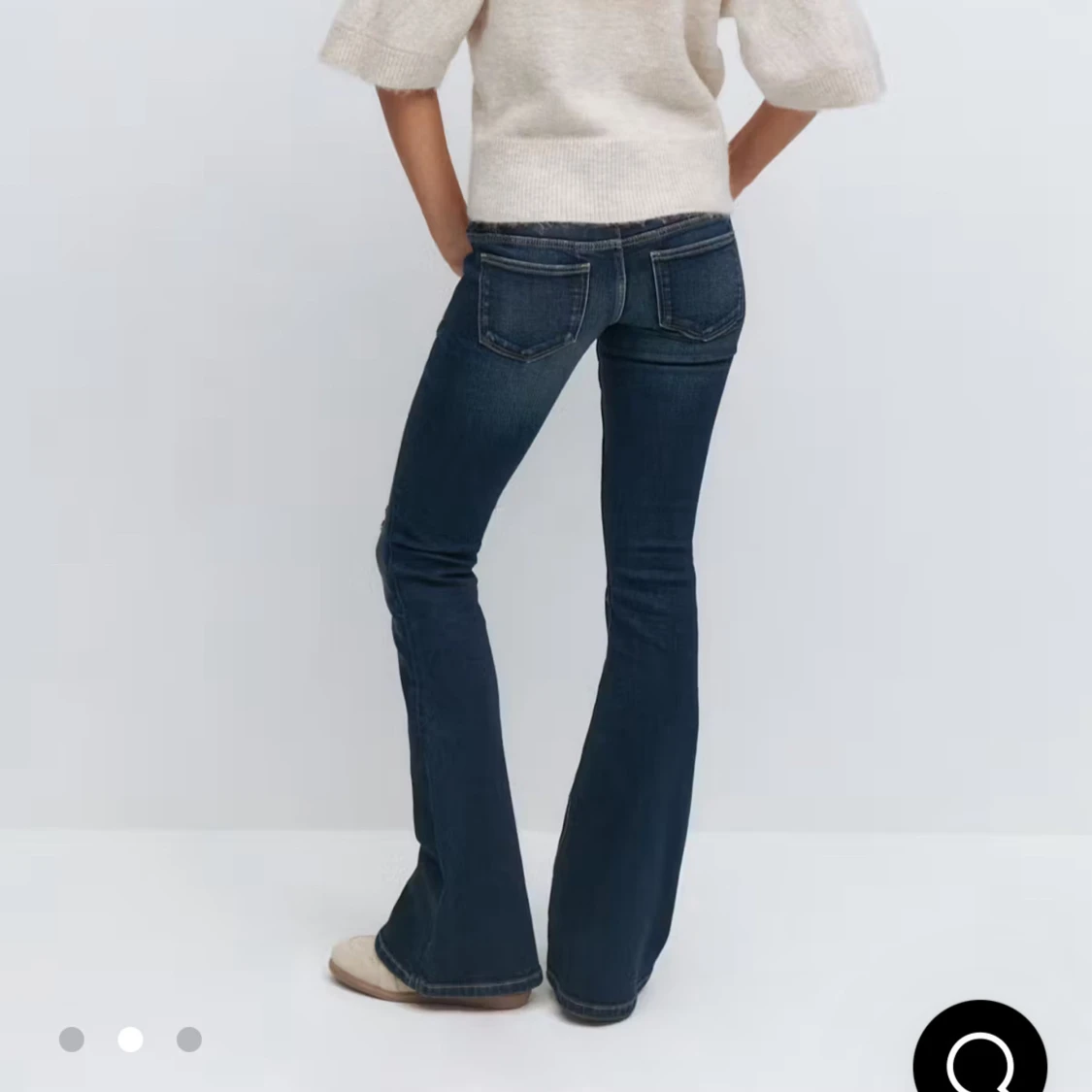 Mörkblå flare jeans med slitningar - 1