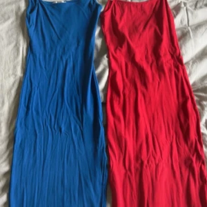 Blå och röd känning  - Knappt använd, inga defekter. Har en slits vid benet, båda 2 