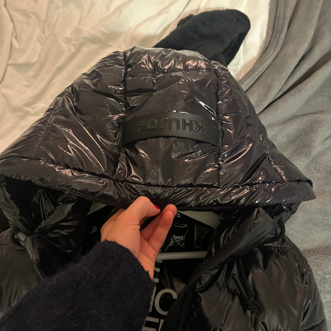 Svart glansig pufferjacka från Khujo - 4