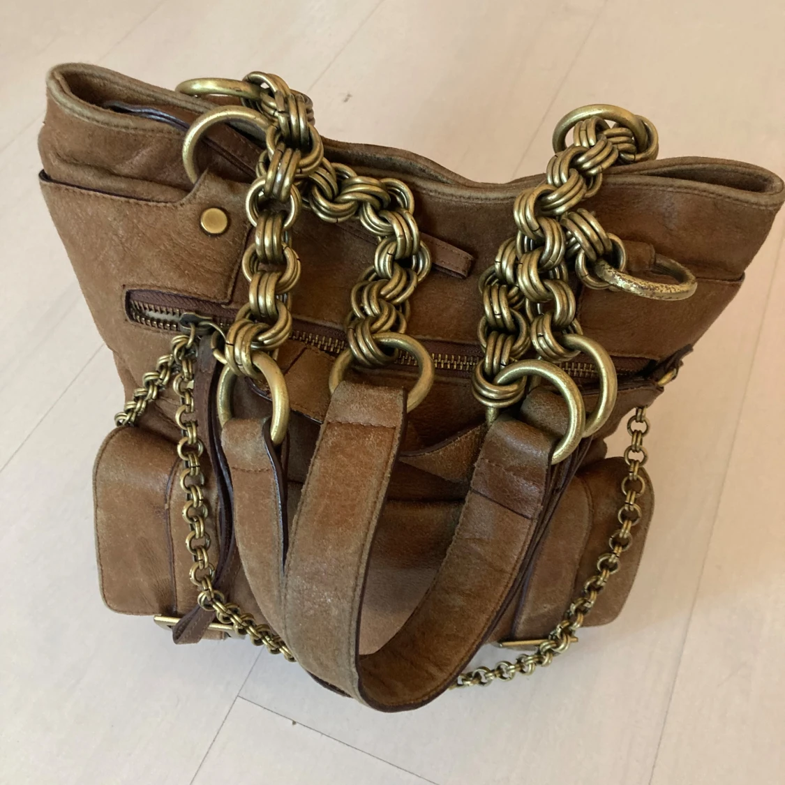 Brun handväska med kedjedetaljer - 1