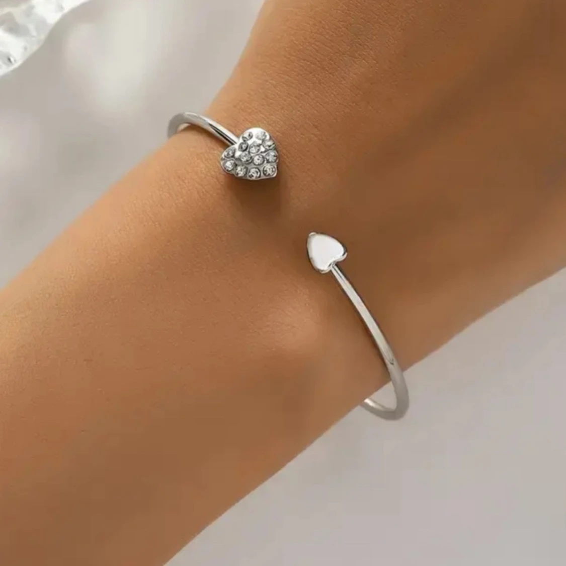 Silverfärgat armband med hjärtan