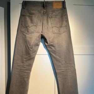 Gråa loose fit jeans Jack & Jones - Från jack and Jones. Använt fåtal gånger